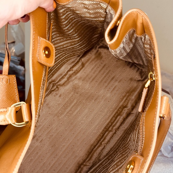 Prada Saffiano Camel with clip closure - Picture 10 of 10